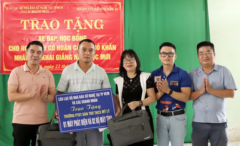 Câu lạc bộ nhà báo xứ Nghệ trao quà học sinh vùng lũ - Ảnh 7.