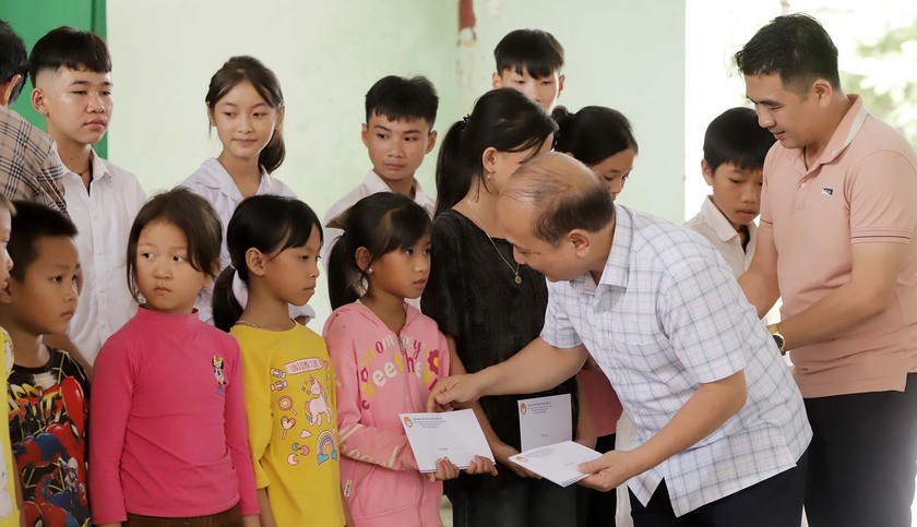 Câu lạc bộ nhà báo xứ Nghệ trao quà học sinh vùng lũ - Ảnh 5.