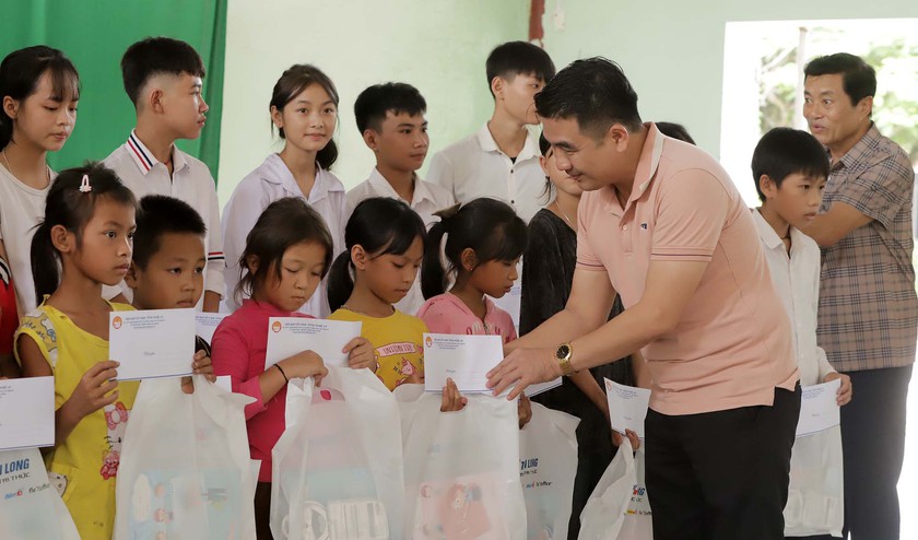 Câu lạc bộ nhà báo xứ Nghệ trao quà học sinh vùng lũ - Ảnh 1.