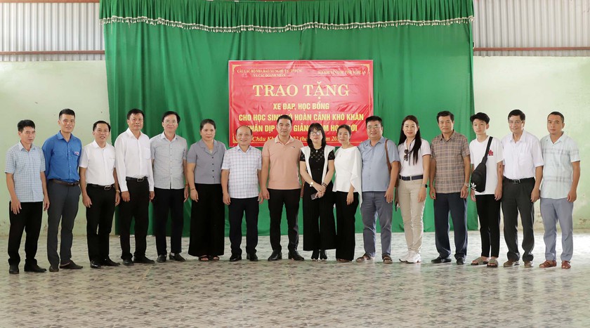 Câu lạc bộ nhà báo xứ Nghệ trao quà học sinh vùng lũ - Ảnh 10.