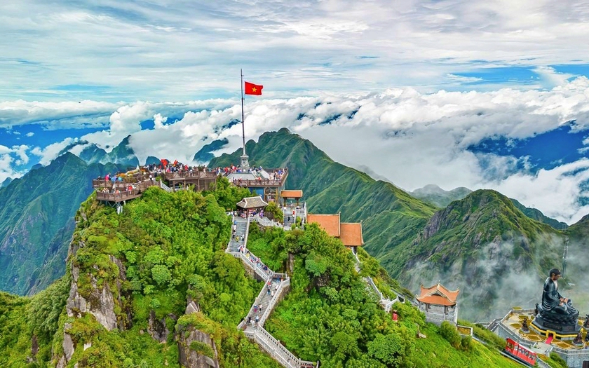 "Thành phố trong sương" Sa Pa dẫn đầu 17 kỳ nghỉ mùa thu tuyệt nhất - Ảnh 1.