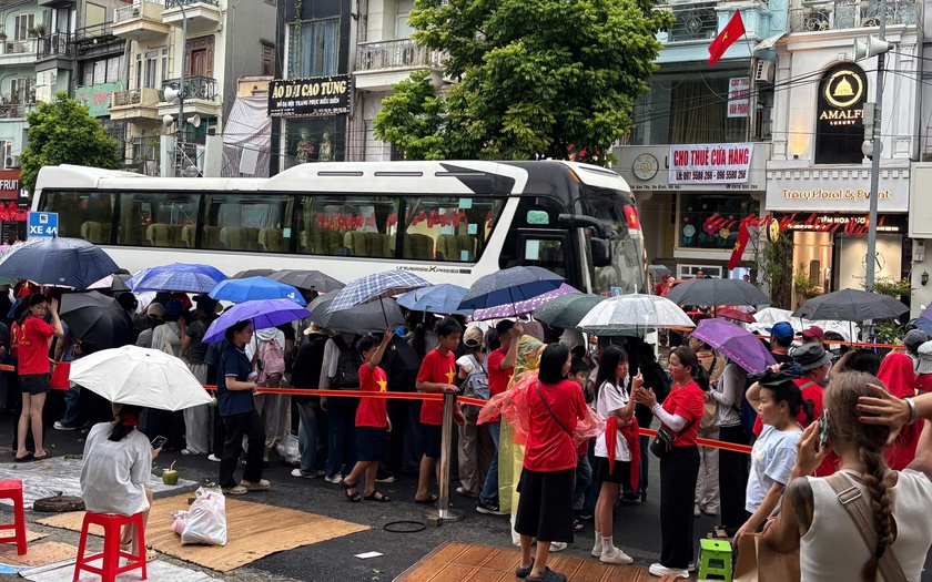 Người dân di chuyển xem diễu binh diễu hành - chương trình hợp luyện lần 2 cần chú ý thời tiết mưa. Ảnh: PV Người dân di chuyển xem diễu binh diễu hành - chương trình hợp luyện lần 2 cần chú ý thời tiết mưa. Ảnh: PV