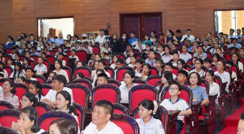 Trên 270.000 giáo viên, học sinh Nghệ An tham gia tháng tự học tiếng Anh- Ảnh 2. Trên 270.000 giáo viên, học sinh Nghệ An tham gia tháng tự học tiếng Anh- Ảnh 2.