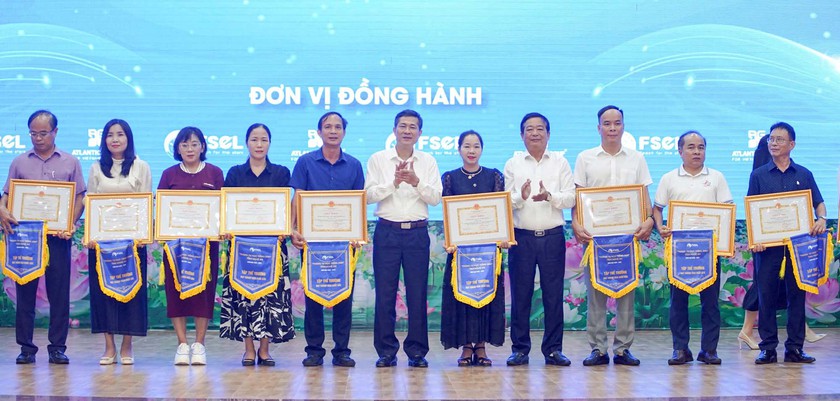Trên 270.000 giáo viên, học sinh Nghệ An tham gia tháng tự học tiếng Anh- Ảnh 3. Trên 270.000 giáo viên, học sinh Nghệ An tham gia tháng tự học tiếng Anh- Ảnh 3.