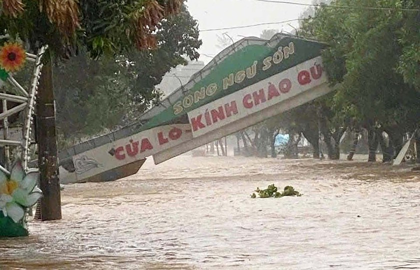 Bão đang đổ bộ vào Nghệ An, nước biển dâng cao ngập được Cửa Lò - Ảnh 3.