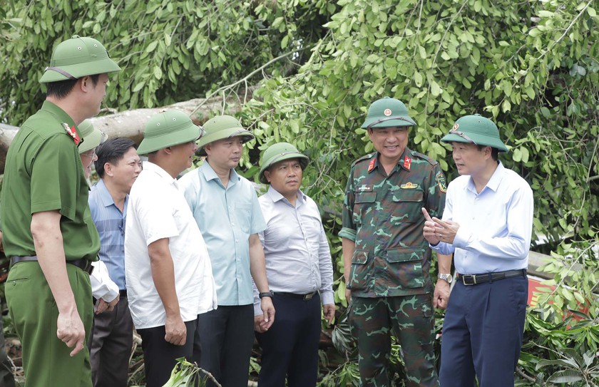 Chủ tịch Nghệ An kiểm tra 2 cây đa 'đặc biệt' ở Kim Liên bị bão quật ngã - Ảnh 7.