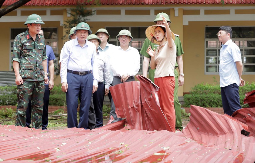Chủ tịch Nghệ An kiểm tra 2 cây đa 'đặc biệt' ở Kim Liên bị bão quật ngã - Ảnh 10.