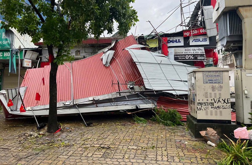 Sức tàn phá khủng khiếp bão số 5 đổ bộ vào Nghệ An - Ảnh 10.