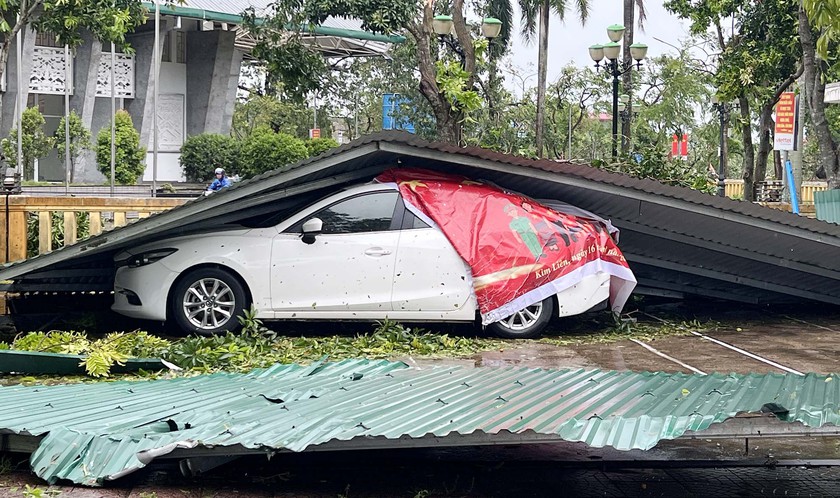 Sức tàn phá khủng khiếp bão số 5 đổ bộ vào Nghệ An - Ảnh 18.