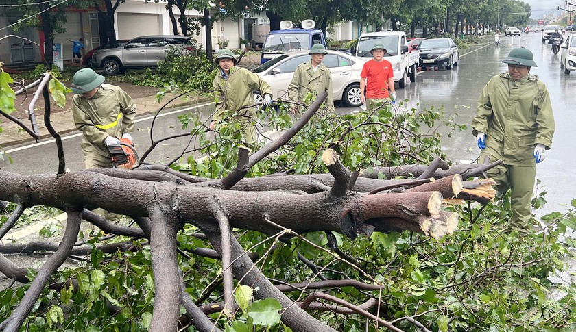 Sức tàn phá khủng khiếp bão số 5 đổ bộ vào Nghệ An - Ảnh 16.