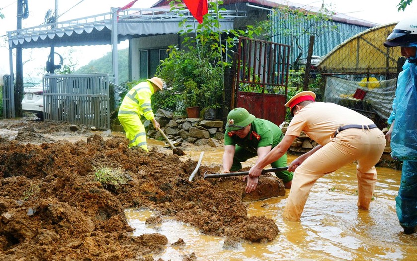 Lào Cai cho học sinh xã Tả Van nghỉ học tránh lũ quét, sạt lở đất - Ảnh 4.