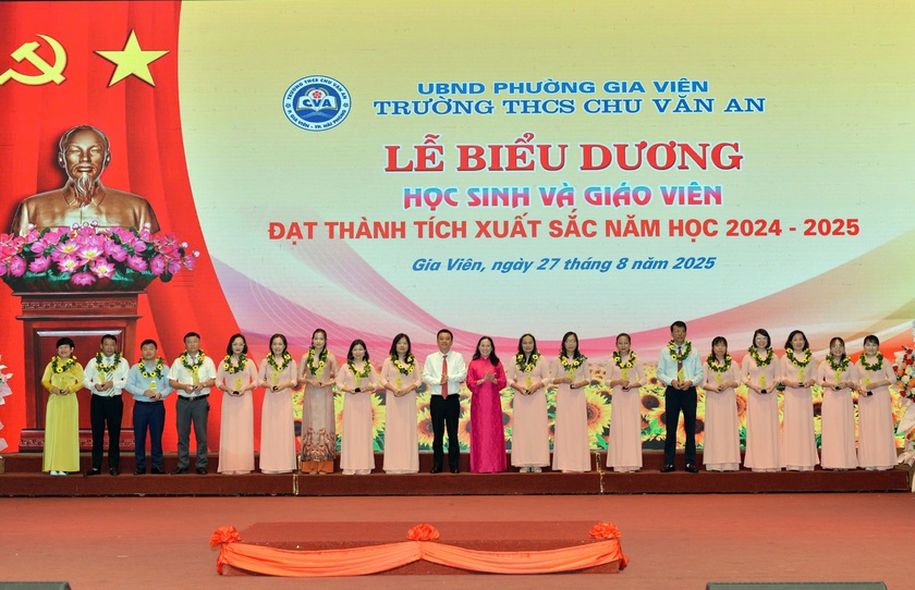 Hải Phòng: Trường Trung học cơ sở Chu Văn An biểu dương giáo viên và học sinh đạt thành tích cao - Ảnh 1.