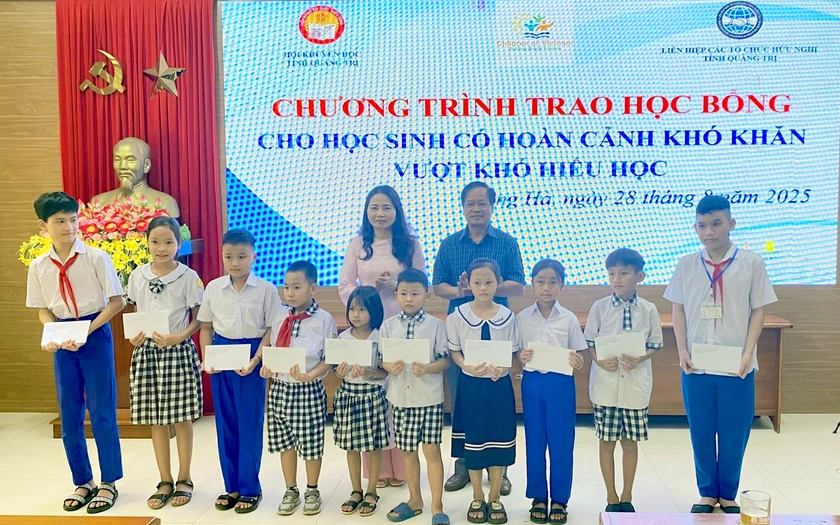 Quảng Trị trao 100 suất học bổng cho học sinh vượt khó, hiếu học - Ảnh 1.