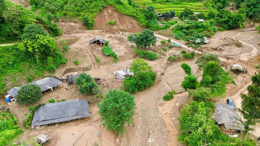 Thủ tướng chỉ đạo khen thưởng Trưởng bản Mùa A Thi cứu 90 người dân thoát khỏi thảm họa lũ quét - Ảnh 2.