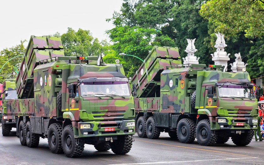 Dàn khí tài hiện đại của Quân đội diễu hành giữa đường phố mùa Thu Hà Nội - Ảnh 2.