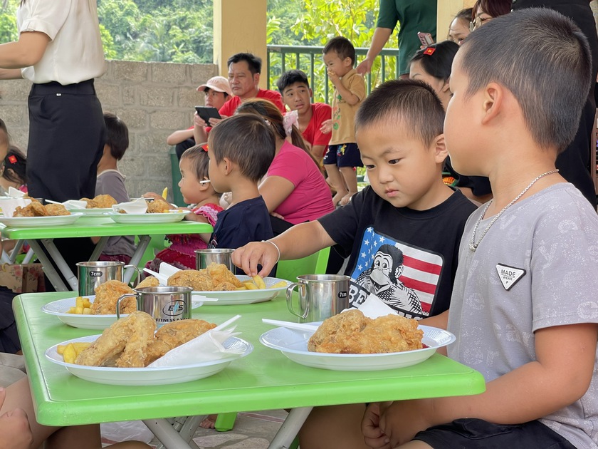 Khánh thành tường bao và tặng quà cho điểm trường mầm non vùng cao Lũng Hoài - Ảnh 16.