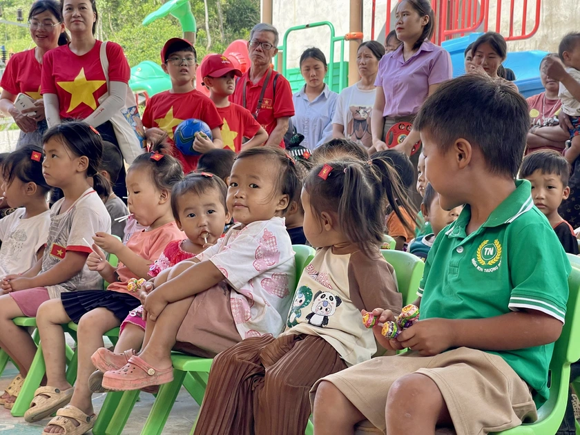 Khánh thành tường bao và tặng quà cho điểm trường mầm non vùng cao Lũng Hoài - Ảnh 12.
