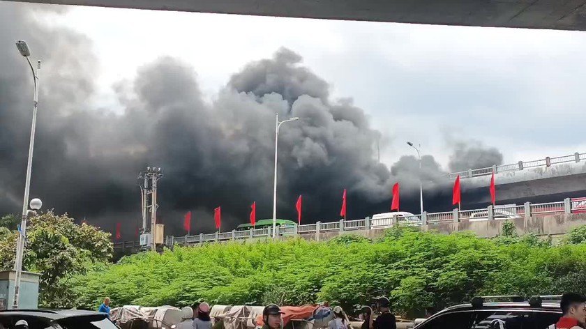 Kiểm tra vấn đề liên quan đến an toàn, kết cấu cầu Vĩnh Tuy sau vụ cháy lớn trưa 30/8 - Ảnh 1.