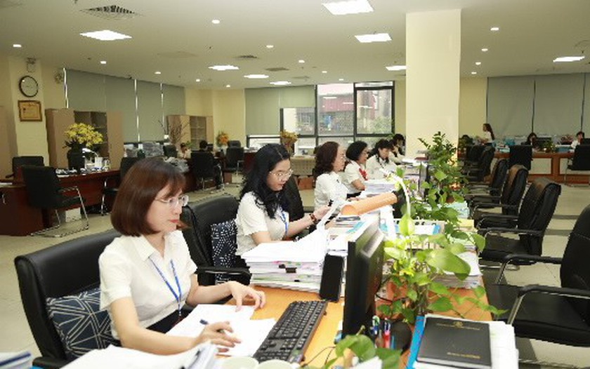 Cán bộ Kho bạc Nhà nước được yêu cầu làm việc xuyên suốt kỳ nghỉ lễ Quốc khánh từ ngày 30/8/2025 đến ngày 02/9/2025 để phối hợp chi quà Quốc khánh cho người dân. Ảnh: VGP Cán bộ Kho bạc Nhà nước được yêu cầu làm việc xuyên suốt kỳ nghỉ lễ Quốc khánh từ ngày 30/8/2025 đến ngày 02/9/2025 để phối hợp chi quà Quốc khánh cho người dân. Ảnh: VGP