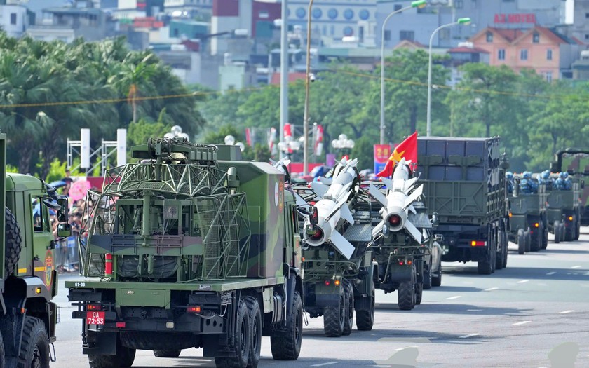 Dàn khí tài hiện đại của Quân đội diễu hành giữa đường phố mùa Thu Hà Nội - Ảnh 7.