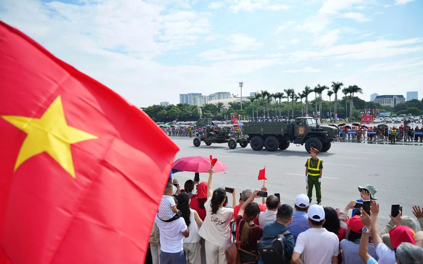 Dàn khí tài hiện đại của Quân đội diễu hành giữa đường phố mùa Thu Hà Nội - Ảnh 8.