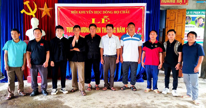 Dòng họ Chấu, dân tộc Mông ở Lào Cai khen thưởng học sinh giỏi - Ảnh 2.