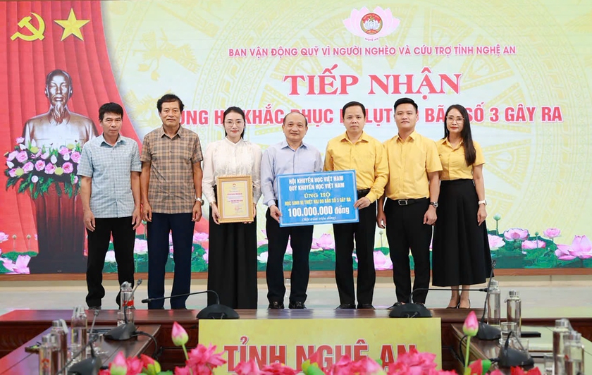 Hội Khuyến học trao 200 triệu đồng khắc phục lũ lụt ở Nghệ An - Ảnh 1.