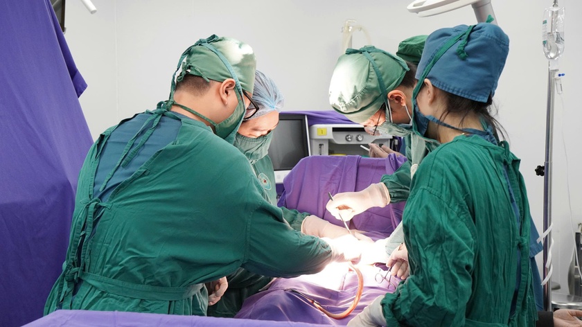 Quảng Ninh: Cấp cứu kịp thời 1 sản phụ khó sinh từ đảo về đất liền trong đêm giông bão - Ảnh 2.