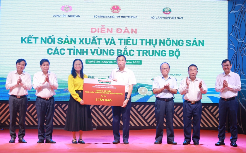 Diễn đàn kết nối, tiêu thụ nông sản Bắc Trung Bộ trao 25 tấn gạo đến người dân vùng lũ Nghệ An - Ảnh 1.