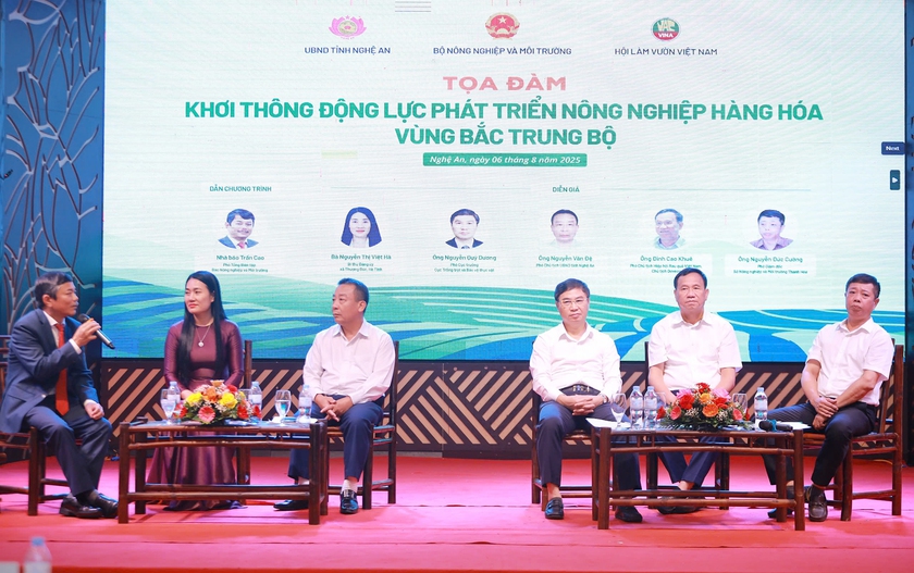 Diễn đàn kết nối, tiêu thụ nông sản Bắc Trung Bộ trao 25 tấn gạo đến người dân vùng lũ Nghệ An - Ảnh 4.