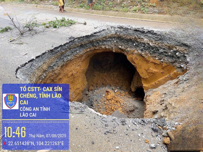 Sụt hố sâu 4m trên mặt đường liên xã, gây cách tắc giao thông ở Lào Cai - Ảnh 1.