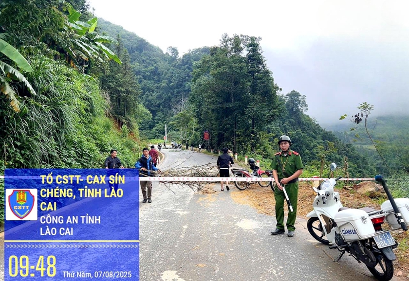 Sụt hố sâu 4m trên mặt đường liên xã, gây cách tắc giao thông ở Lào Cai - Ảnh 2.