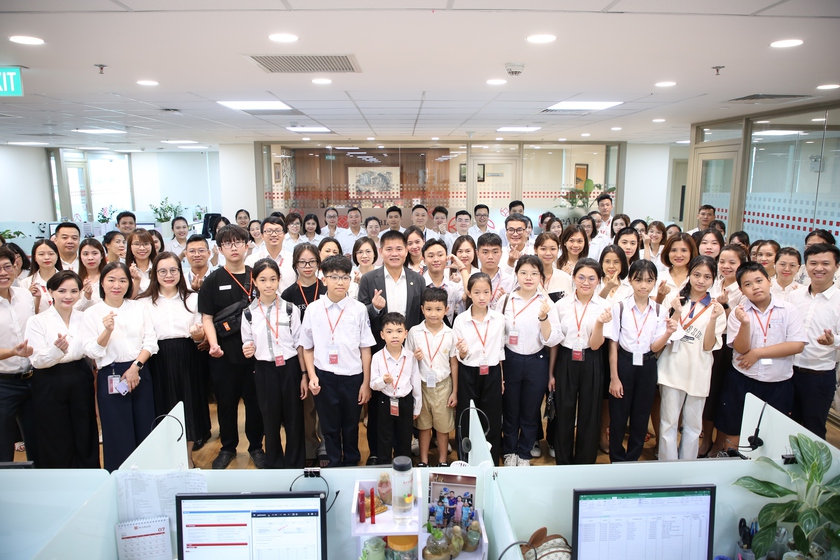 Quỹ Ươm mầm ước mơ SeABank nhận đỡ đầu thêm 10 học sinh nghèo hiếu học: Nối dài hành trình 10 năm gieo mơ ước- Ảnh 1. Quỹ Ươm mầm ước mơ SeABank nhận đỡ đầu thêm 10 học sinh nghèo hiếu học: Nối dài hành trình 10 năm gieo mơ ước- Ảnh 1.