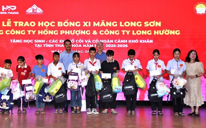 Trao 1 tỉ 80 triệu đồng tặng học sinh mồ côi, có hoàn cảnh đặc biệt khó khăn tỉnh Thanh Hóa - Ảnh 1.
