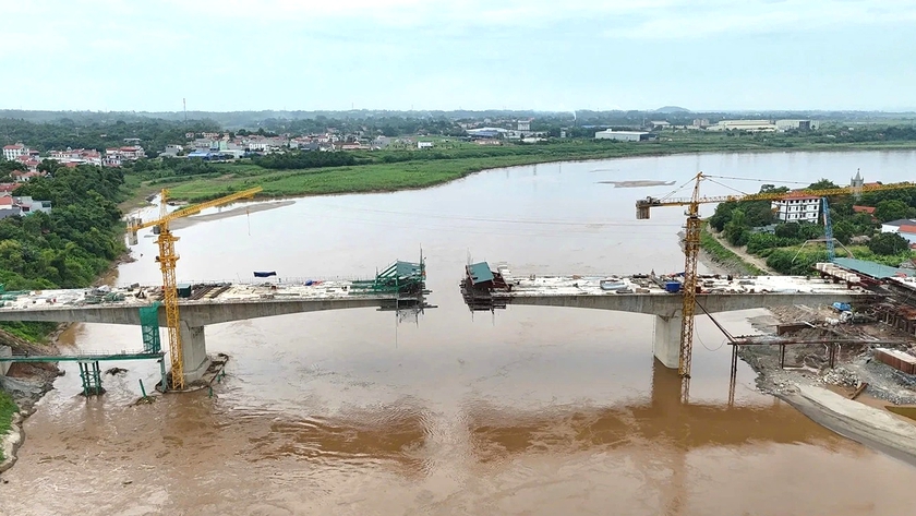 Trước 2/9/2025 sẽ hợp long cầu Phong Châu mới - Ảnh 1.