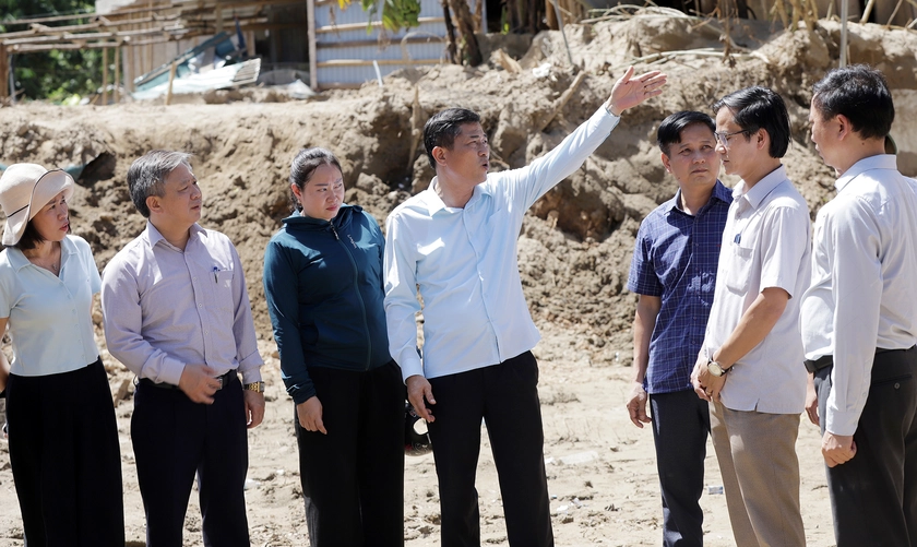 Ngành giáo dục Nghệ An vào tâm lũ trao gần 1,2 tỷ đồng giúp đỡ giáo viên, nhà trường- Ảnh 2.