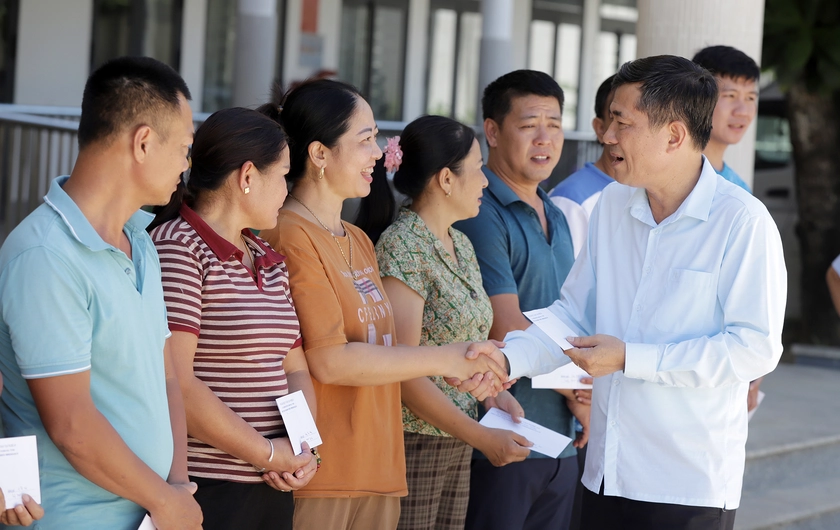 Ngành giáo dục Nghệ An vào tâm lũ trao gần 1,2 tỷ đồng giúp đỡ giáo viên, nhà trường- Ảnh 7.