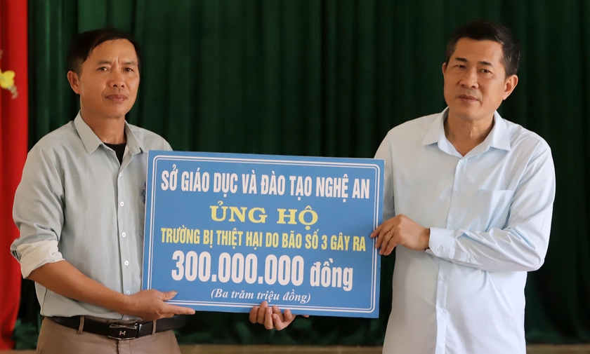 Ngành giáo dục Nghệ An vào tâm lũ trao gần 1,2 tỷ đồng giúp đỡ giáo viên, nhà trường- Ảnh 10.