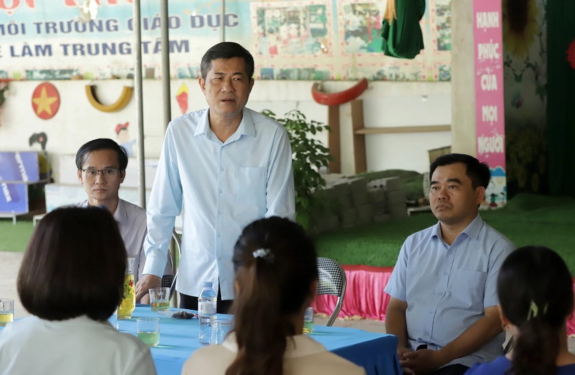 Ngành giáo dục Nghệ An vào tâm lũ trao gần 1,2 tỷ đồng giúp đỡ giáo viên, nhà trường- Ảnh 6.
