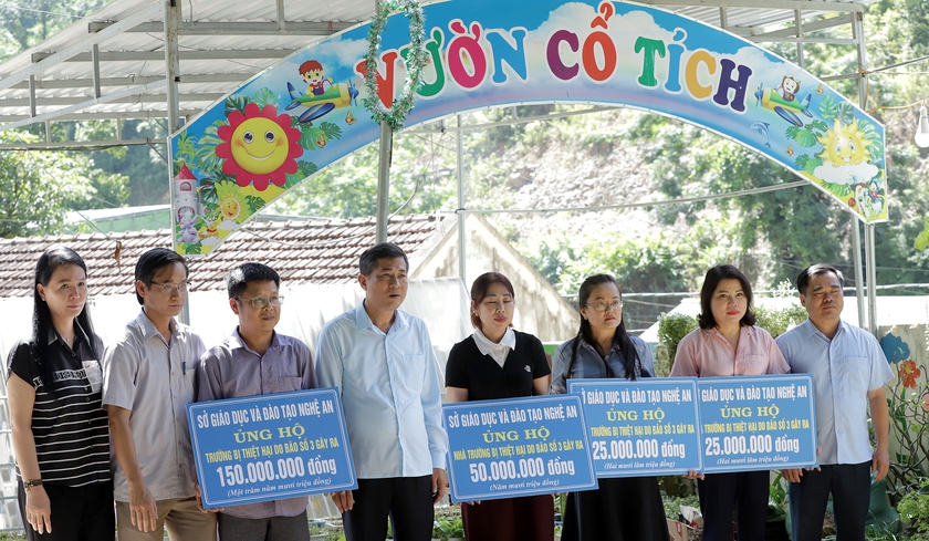 Ngành giáo dục Nghệ An vào tâm lũ trao gần 1,2 tỷ đồng giúp đỡ giáo viên, nhà trường- Ảnh 3.