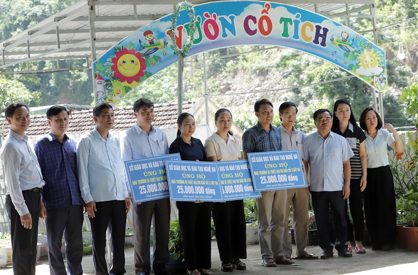 Ngành giáo dục Nghệ An vào tâm lũ trao gần 1,2 tỷ đồng giúp đỡ giáo viên, nhà trường- Ảnh 4.