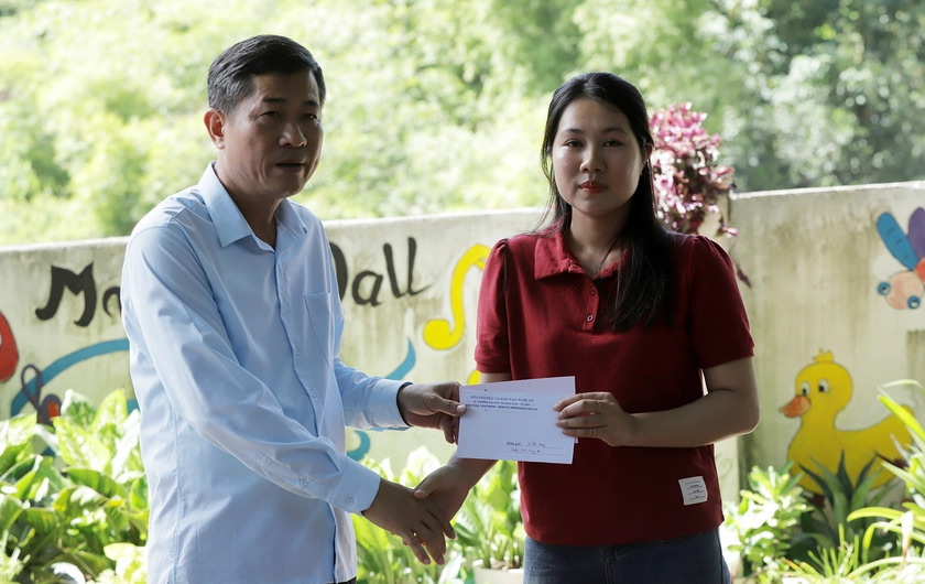Ngành giáo dục Nghệ An vào tâm lũ trao gần 1,2 tỷ đồng giúp đỡ giáo viên, nhà trường- Ảnh 8.