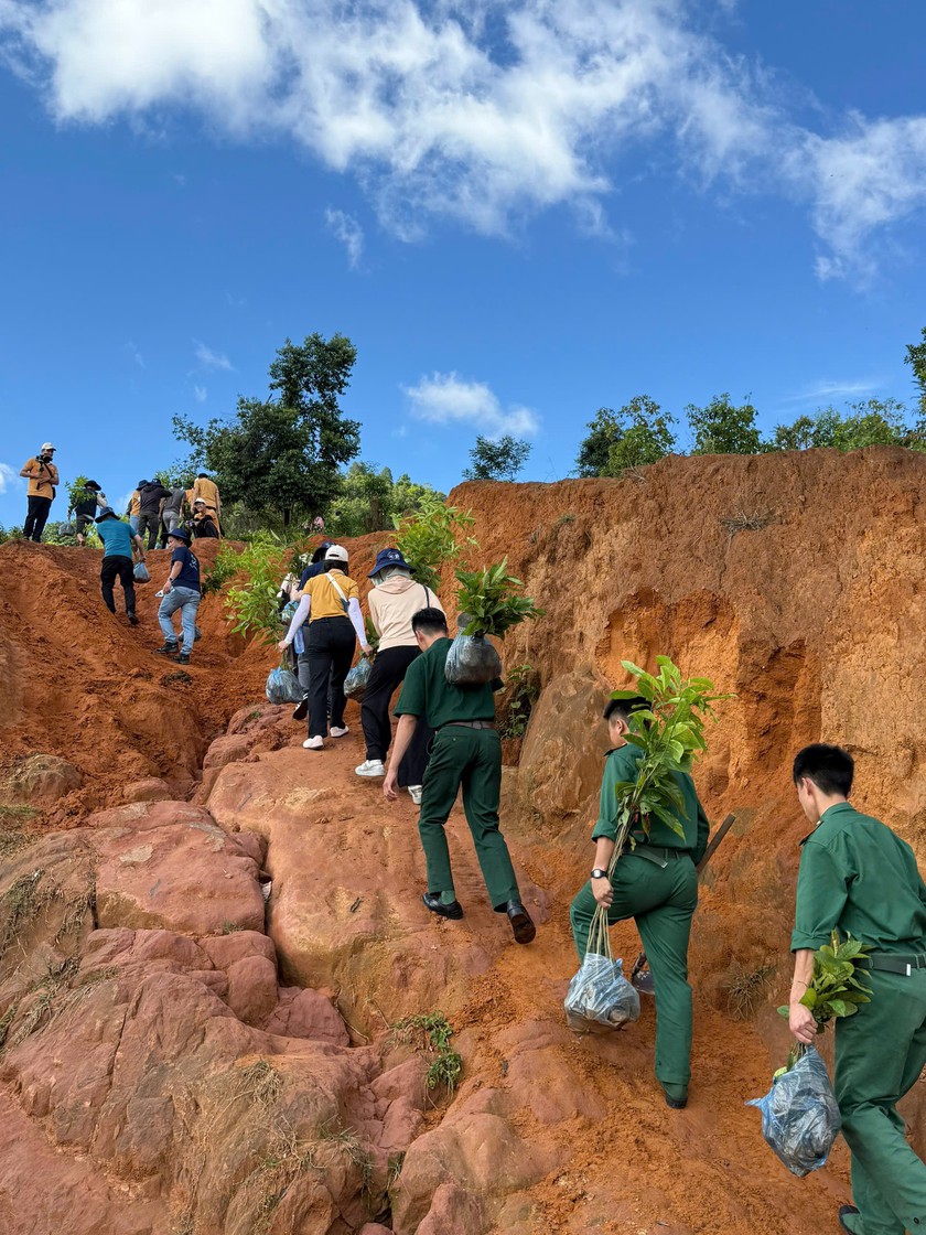 Khởi động hoạt động trồng 60.000 cây trong chiến dịch “Góp Lá Vá Rừng 2025” tại Sơn La- Ảnh 4.