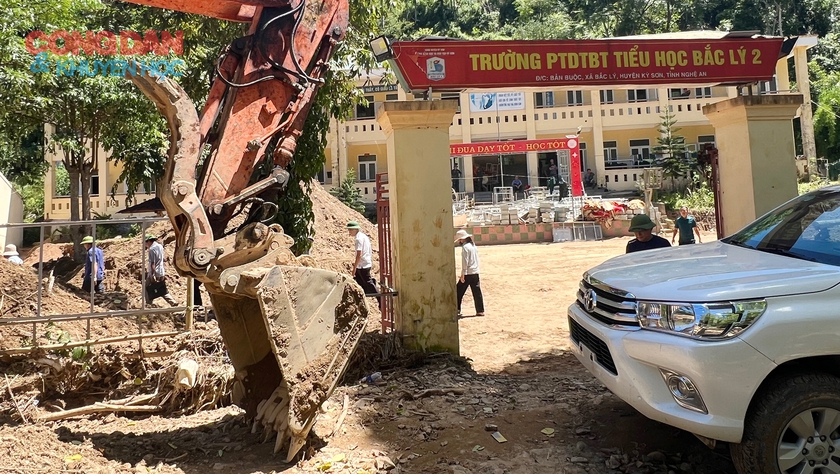 Câu chuyện núi bùn vượt đầu người giữa trường học Bắc Lý 2 cô lập - Ảnh 1.