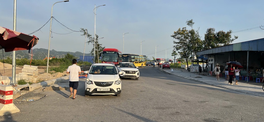 Hải Phòng: Vụ nhiều tài xế, du khách bị từ chối lên phà rời Cát Bà, phê bình các đơn vị liên quan - Ảnh 2.