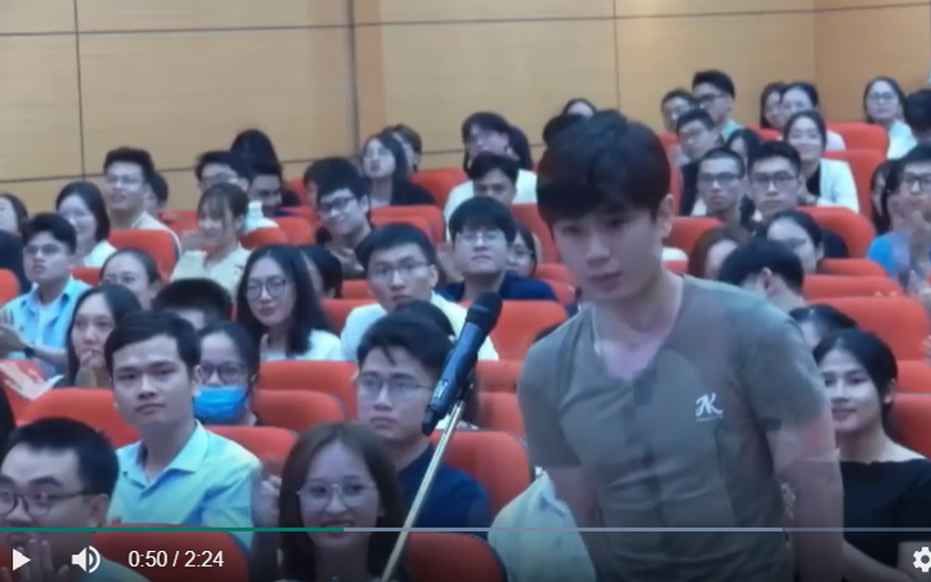 Màn giới thiệu của tân sinh viên chuyên ngành phẫu thuật tạo hình, Đại học Y Hà Nội. Ảnh: Cắt từ clip của trường. 