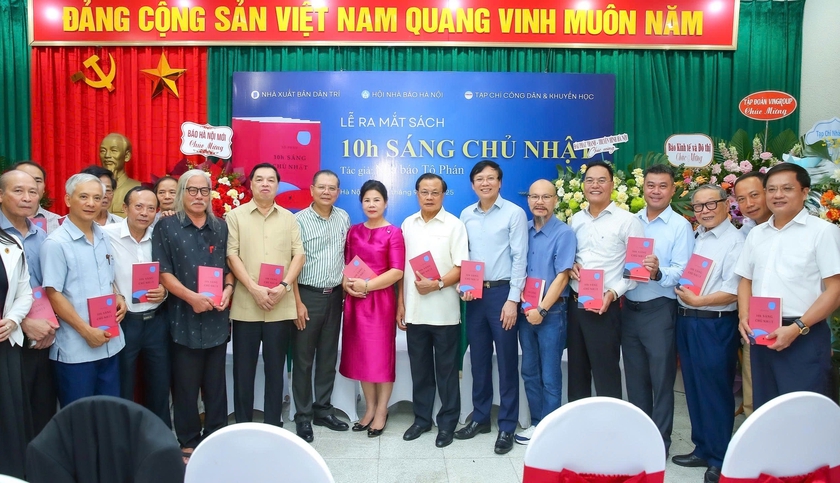 Ra mắt "10h sáng Chủ Nhật" - tập tản văn đầy cảm xúc về thời cuộc của nhà báo Tô Phán - Ảnh 1.