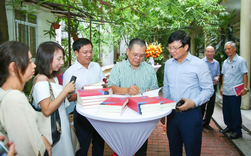 "10h sáng Chủ Nhật" - cuốn sách ghi lại từng lát cắt đầy cảm xúc về thời cuộc - Ảnh 23.