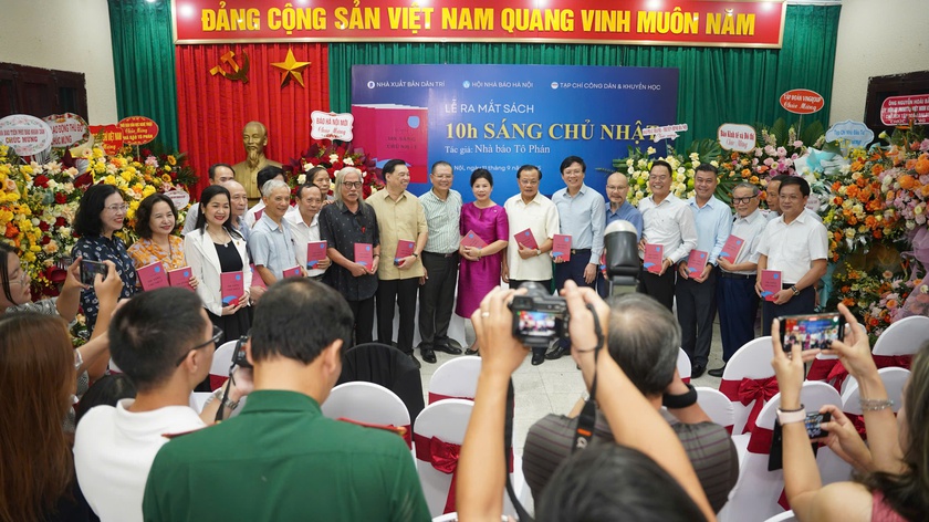 "10h sáng Chủ Nhật" - cuốn sách ghi lại từng lát cắt đầy cảm xúc về thời cuộc - Ảnh 12.