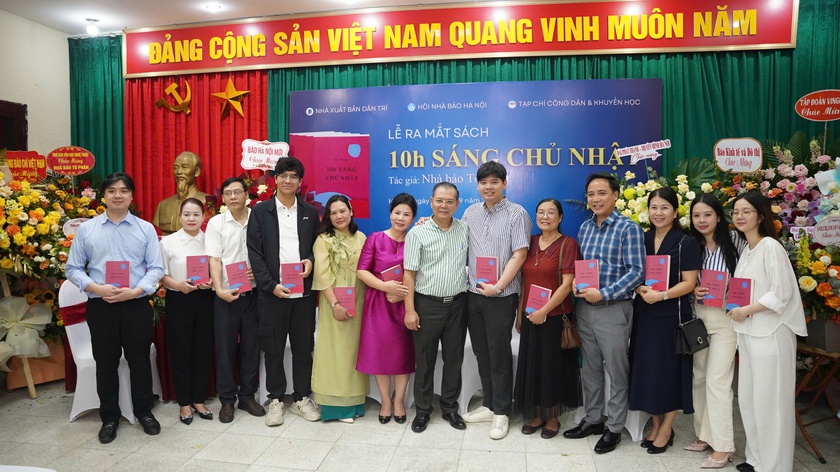"10h sáng Chủ Nhật" - cuốn sách ghi lại từng lát cắt đầy cảm xúc về thời cuộc - Ảnh 14.